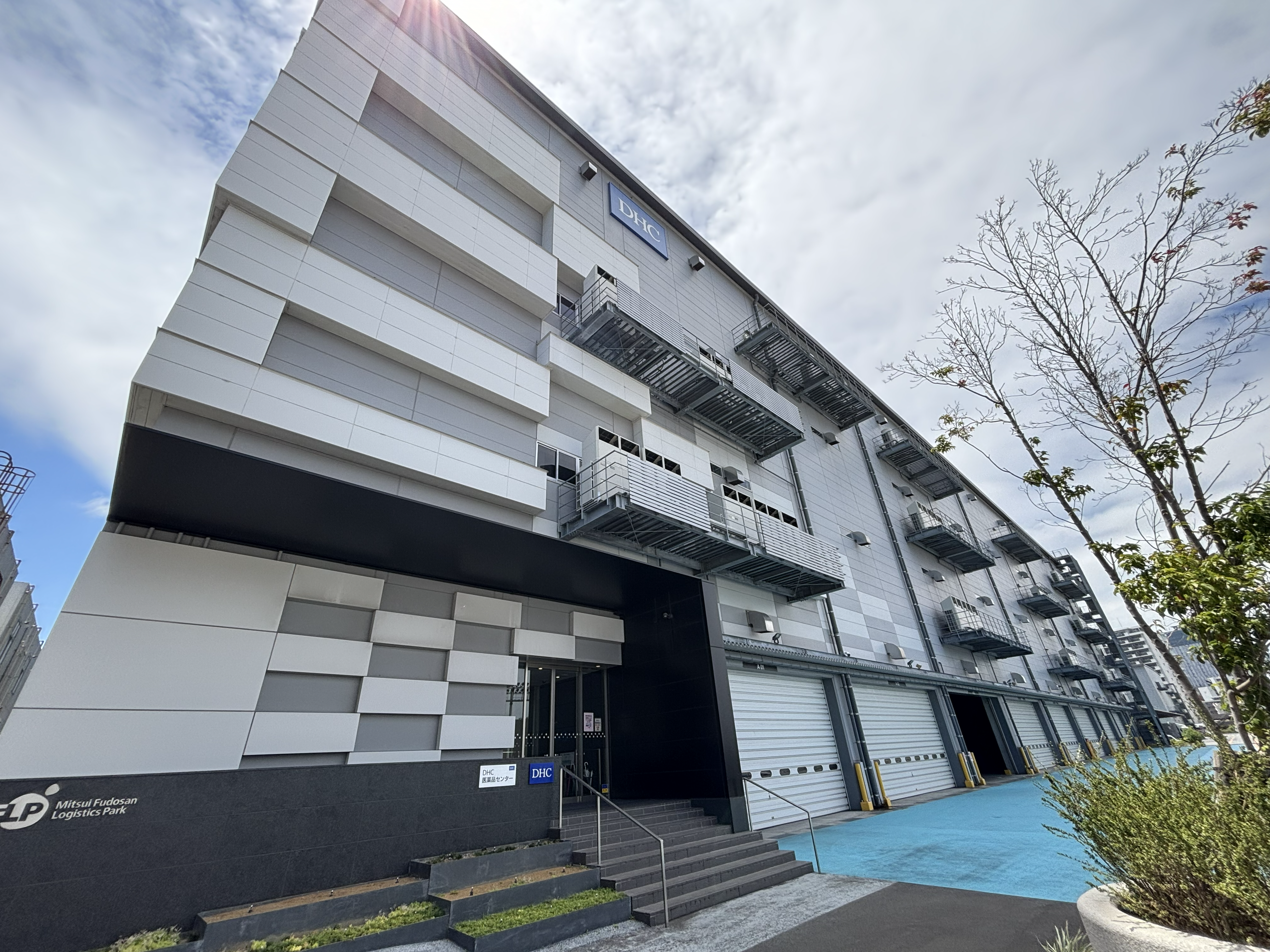 DHC、川崎・物流倉庫を初公開